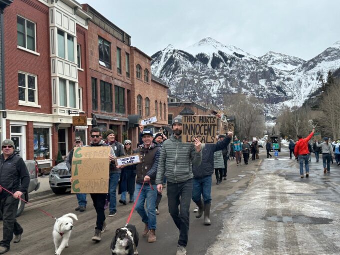 Los residentes de Telluride protestan mientras la huelga de la estación de esquí y el cierre dividen la ciudad