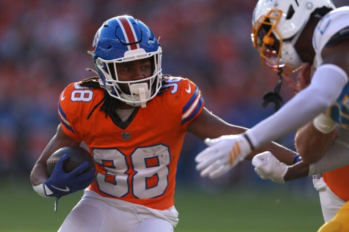 El corredor de los Broncos, Jaleel McLaughlin, avanza, pero la protección del pase está fuera de control