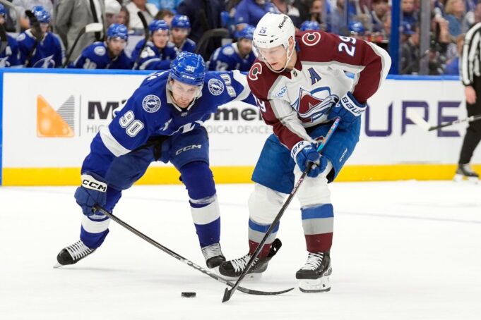 Avalanche pierde 4-2 en Tampa Bay