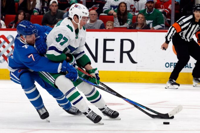 Devon Toews será baja para Avalanche por lesión en la parte superior del cuerpo