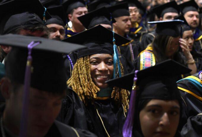 La jugadora de baloncesto de los CU Buffs, Jaylyn Sherrod, también es una estrella académica.