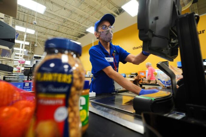 Los precios subieron en noviembre a medida que los estadounidenses siguen gastando