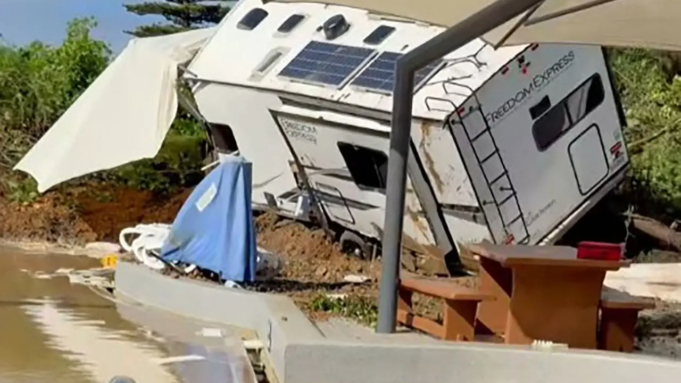 Se están realizando esfuerzos de rescate después de que los deslizamientos de tierra afectaran un campamento y una casa en Nueva Zelanda