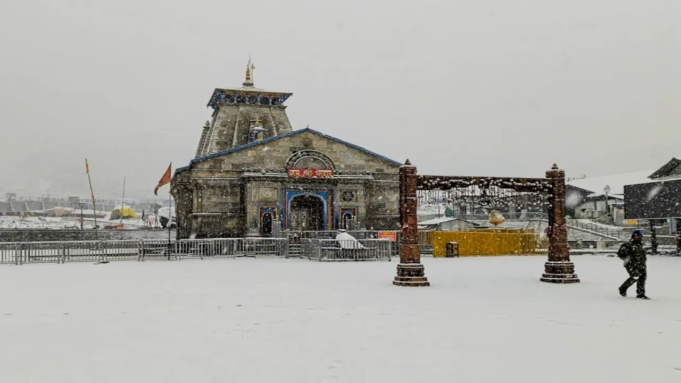 Uttarakhand ve lluvias y nevadas generalizadas: el templo de Kedarnath está pintado de blanco