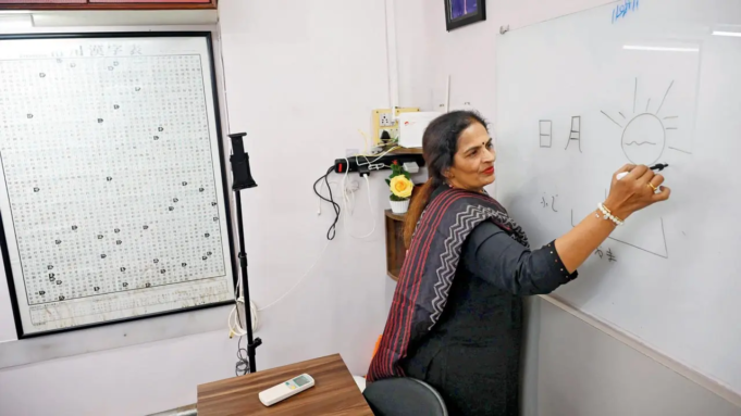 Esta mujer de Mumbai utiliza técnicas únicas para enseñar japonés a los lugareños