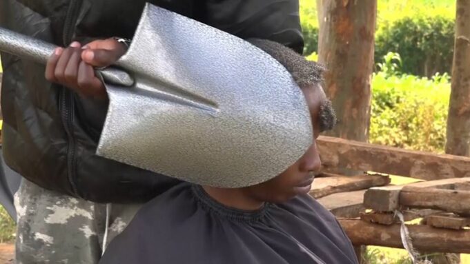 El barbero keniano que empuña una pala afilada prospera con la moda de las redes sociales en África