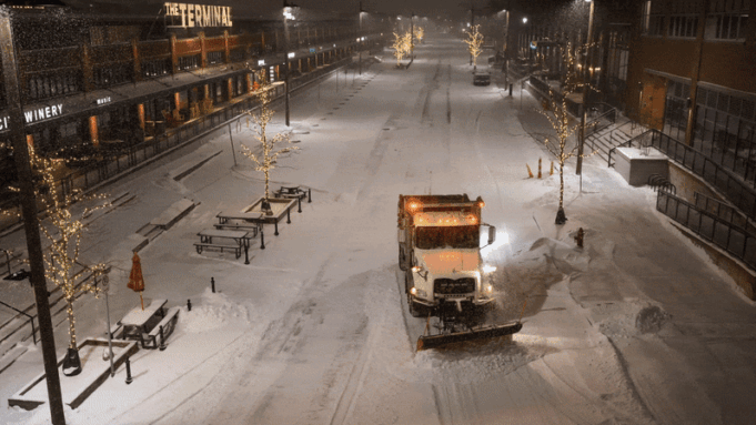 Miles de vuelos cancelados a medida que una gran tormenta invernal avanza por EE. UU.