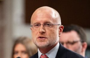 El presidente de la FCC, Brendan Carr, testifica ante el Congreso