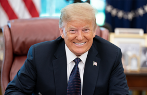 Donald Trump celebra una ceremonia de firma