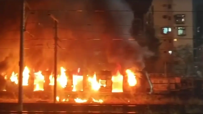 Los servicios de CR se ven afectados tras un gran incendio en un tren de basura en Kurla