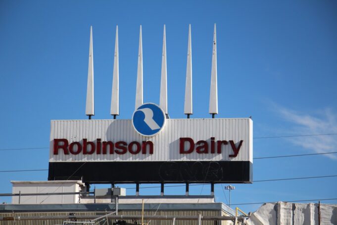 Un dúo joven se une para comprar el edificio Robinson Dairy por 9 millones de dólares