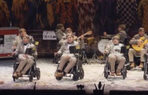 Un grupo de carnaval español se viste como Stephen Hawking y se desplaza en sillas de ruedas en una actuación extraña para crear conciencia sobre la ELA