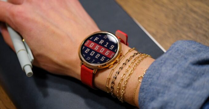 Pebble Round 2 reinicia el reloj inteligente circular por $199