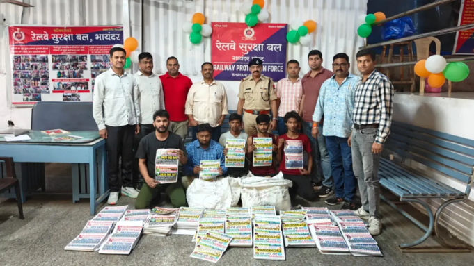 La policía ferroviaria desmantela a la “banda de carteles” activa en los trenes de Mumbai y confisca 42.000 pegatinas