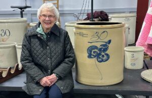 Una rara vasija de una mujer de Nebraska se vende por 32.000 dólares en su 91 cumpleaños