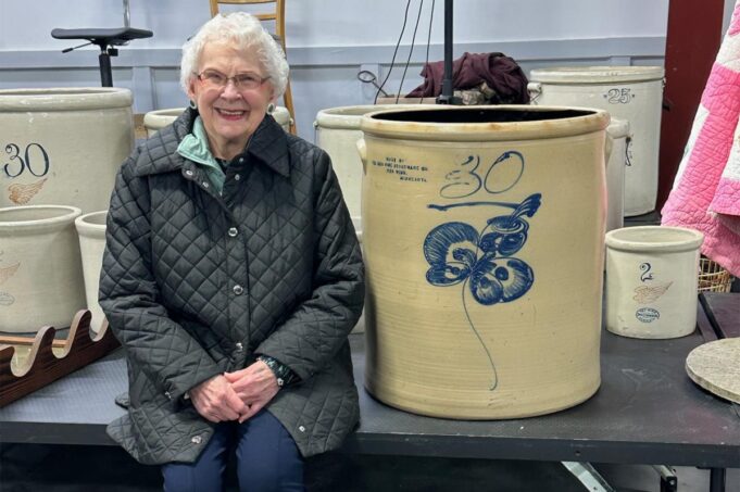 Una rara vasija de una mujer de Nebraska se vende por 32.000 dólares en su 91 cumpleaños