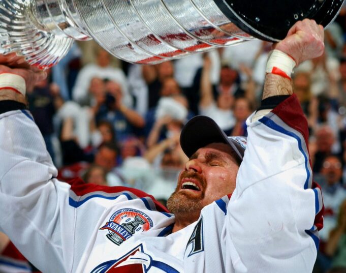 Colorado Avalanche debería inspirarse en Ray Bourque levantando la Copa Stanley