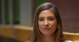 Evelyn Araluen gana 100.000 dólares por una colección de poesía