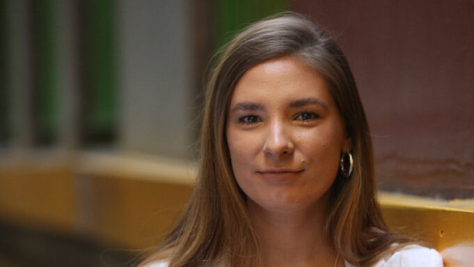 Evelyn Araluen gana 100.000 dólares por una colección de poesía