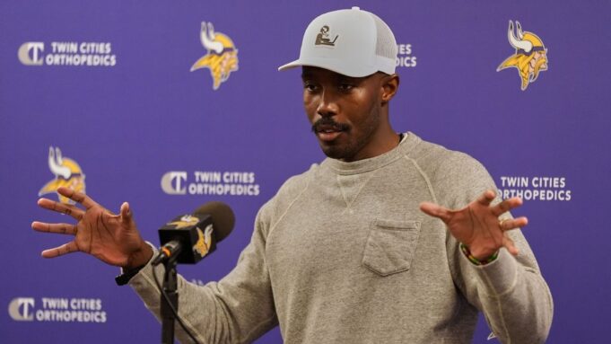¿Qué llevó a los Vikings a despedir al gerente general Kwesi Adofo-Mensah?