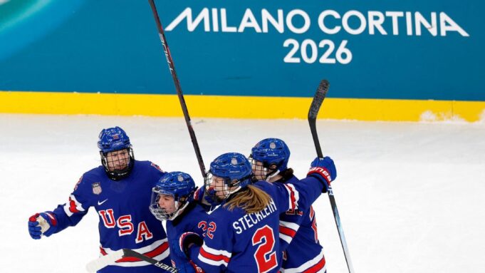 El estadio de hockey olímpico aclarará el color de los tableros después de recibir comentarios