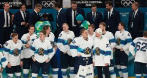 Finlandia vence a Eslovaquia por 6-1 y gana la medalla de bronce olímpica en hockey masculino