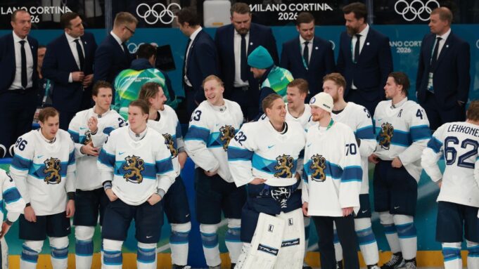 Finlandia vence a Eslovaquia por 6-1 y gana la medalla de bronce olímpica en hockey masculino