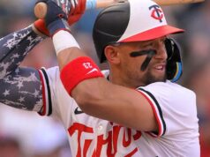 Mellizos descartan a Lewis como medida de precaución por tensión en el lado derecho