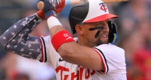 Mellizos descartan a Lewis como medida de precaución por tensión en el lado derecho