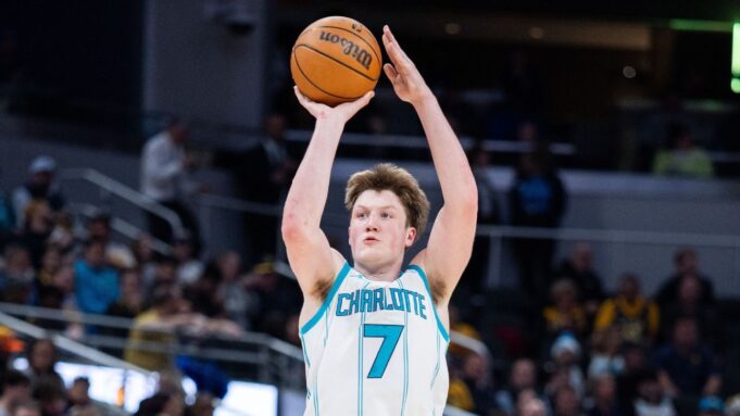 Kon Knueppel de los Hornets establece récord de triples para novato con el puesto 207