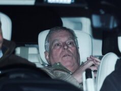 El ex duque de York regresa a la finca de Sandringham después de haber sido detenido durante 11 horas por la policía del Reino Unido en medio del escándalo de Jeffrey Epstein.