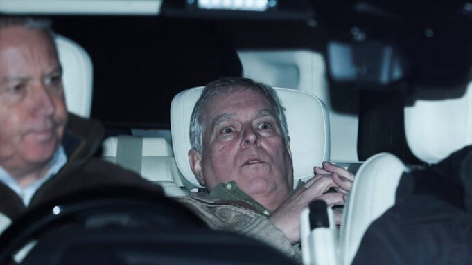 El ex duque de York regresa a la finca de Sandringham después de haber sido detenido durante 11 horas por la policía del Reino Unido en medio del escándalo de Jeffrey Epstein.
