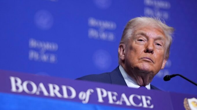 Donald Trump dice en reunión de la Junta de Paz que decidirá sobre huelgas en 10 días