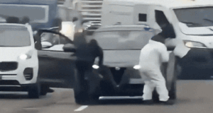 Momento en que una pandilla se hace pasar por policía y hace estallar un furgón de efectivo en una autopista italiana