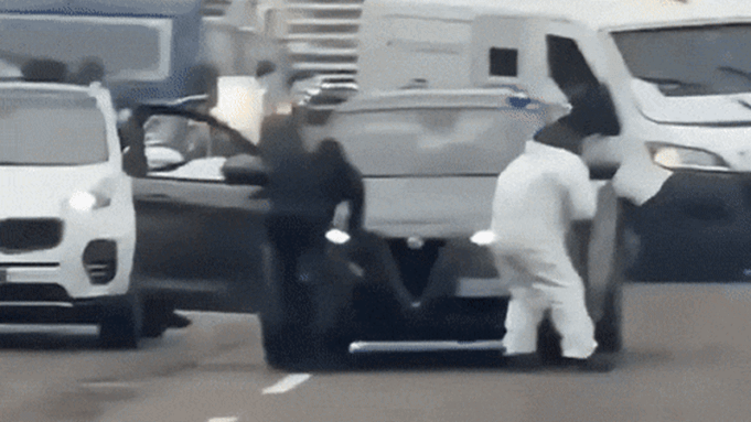 Momento en que una pandilla se hace pasar por policía y hace estallar un furgón de efectivo en una autopista italiana