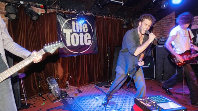 Perros de lluvia en The Tote; Pensé que habías dicho en Theatre Works