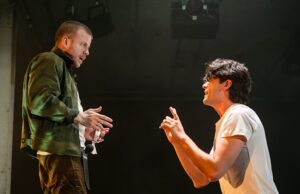 Cyrano de Bergerac, en el piso cuarenta y cinco; Gansos en The Croxton; Cluedo en el teatro de comedia