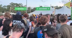 Los asistentes critican el evento como “decepcionante” ya que cientos de personas dejaron de ver PinkPantheress