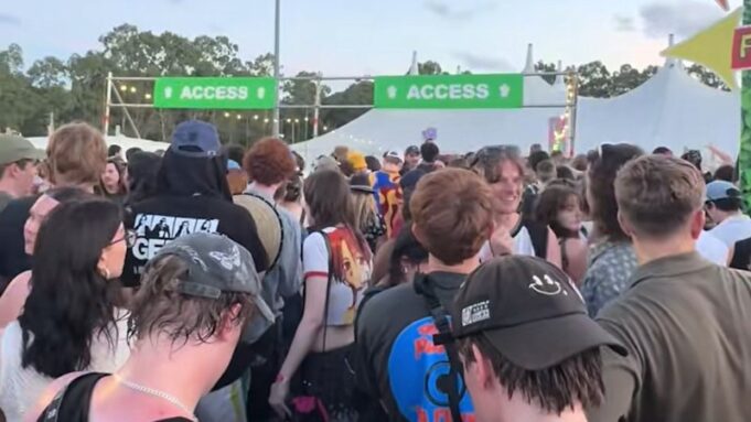 Los asistentes critican el evento como “decepcionante” ya que cientos de personas dejaron de ver PinkPantheress