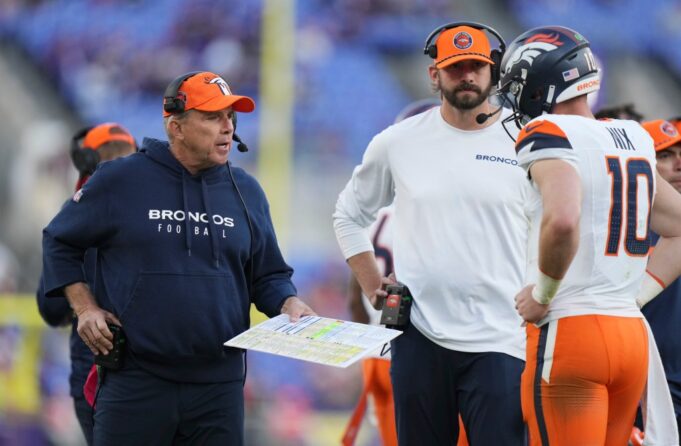 Los Broncos ascienden al entrenador de mariscales de campo Davis Webb a coordinador ofensivo
