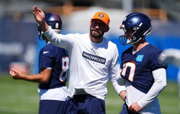 ¿Cuánto cambiará la ofensiva de los Broncos con Davis Webb marcando jugadas?