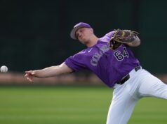 TJ Rumfield de los Rockies intenta conseguir un puesto de primera base completamente abierto