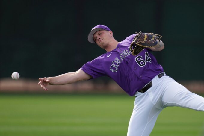 TJ Rumfield de los Rockies intenta conseguir un puesto de primera base completamente abierto