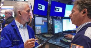 Las acciones estadounidenses caen después de que Trump aumente sus aranceles