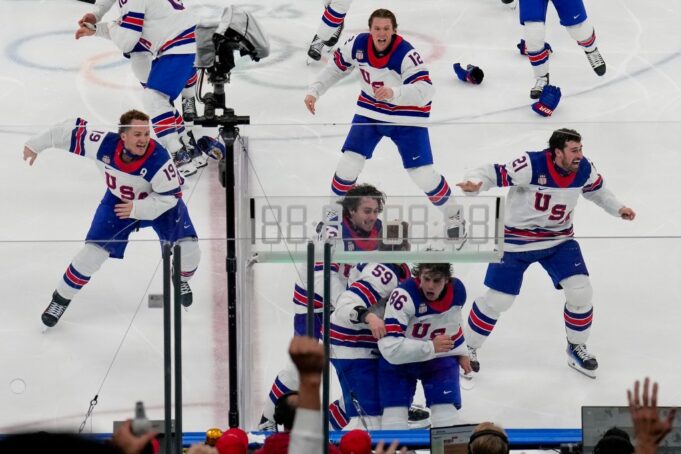 Jack Hughes anota en tiempo extra y Estados Unidos vence a Canadá por el oro en los Juegos Olímpicos