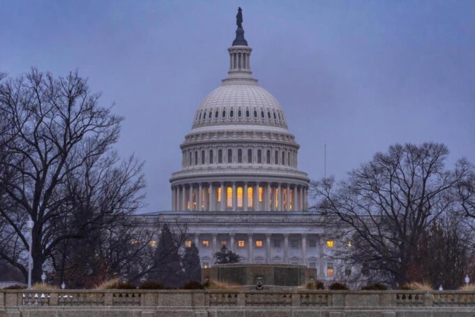 Los demócratas piden al gobierno que reembolse miles de millones en dinero arancelario de Trump