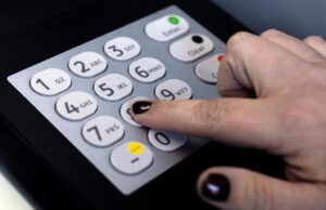 Los ricos aumentan el gasto mientras otros estadounidenses se mantienen firmes: estudio