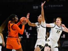 El baloncesto femenino de Colorado juega una defensa estelar