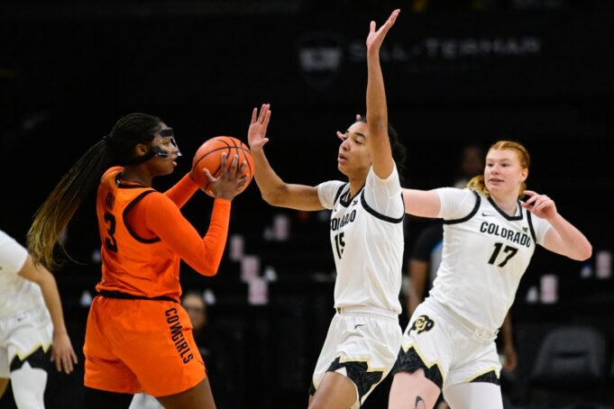 El baloncesto femenino de Colorado juega una defensa estelar