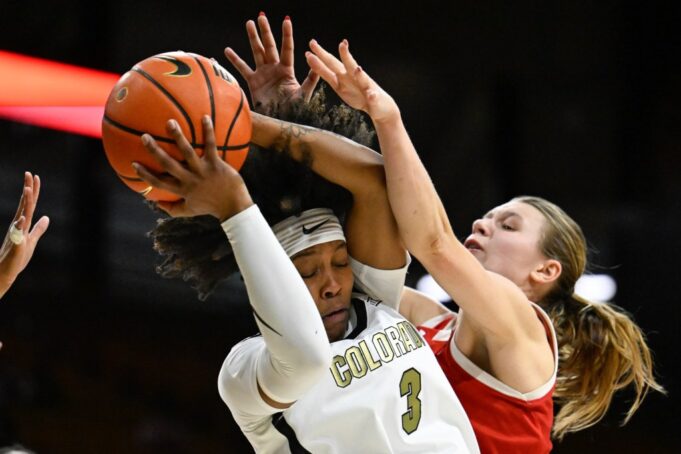 Partido de baloncesto femenino de los Colorado Buffaloes contra los Utah Utes